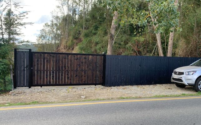 Portón de acceso automatizado